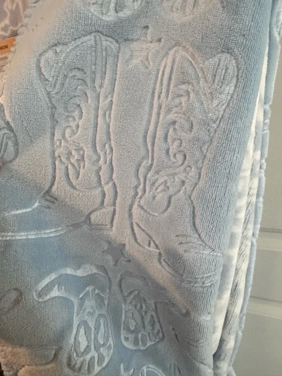 Wrangler Aztec + Cowboy boot Reversible Throw Blanket - Light Blue & White - NWT - Picture 4 of 5